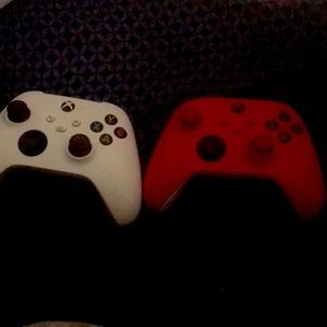 2 Xbox series controllers